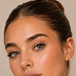 Load image into Gallery viewer, Close-up of a woman with Avendida Essential Mascara on a neutral background
